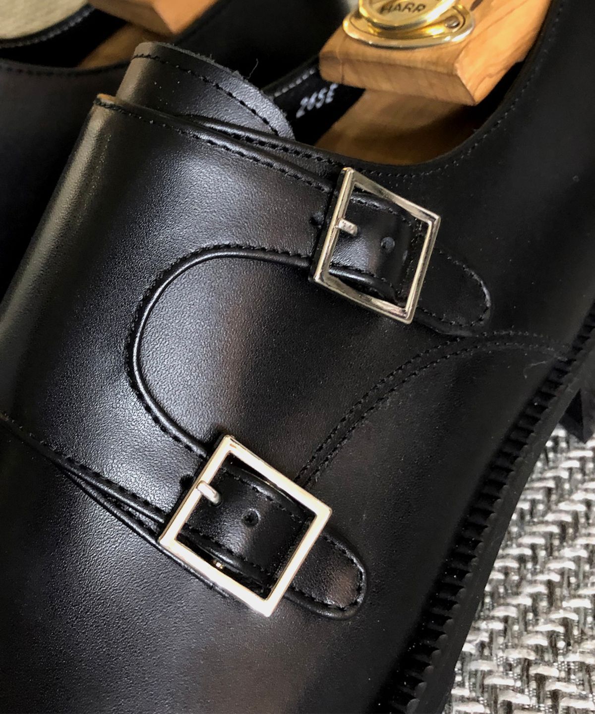 조앤슈(JOENSHOE) 르누아르 실버버클 몽크스트랩 블랙