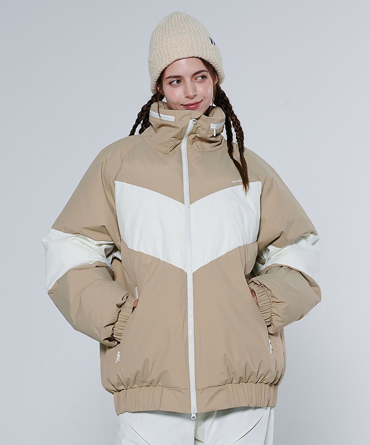 돌아우터웨어(DOLL OUTERWEAR) [DOLL X DUMDIDUM] 2425 베라 보드복 패딩 자켓 BEIGE 남녀공용