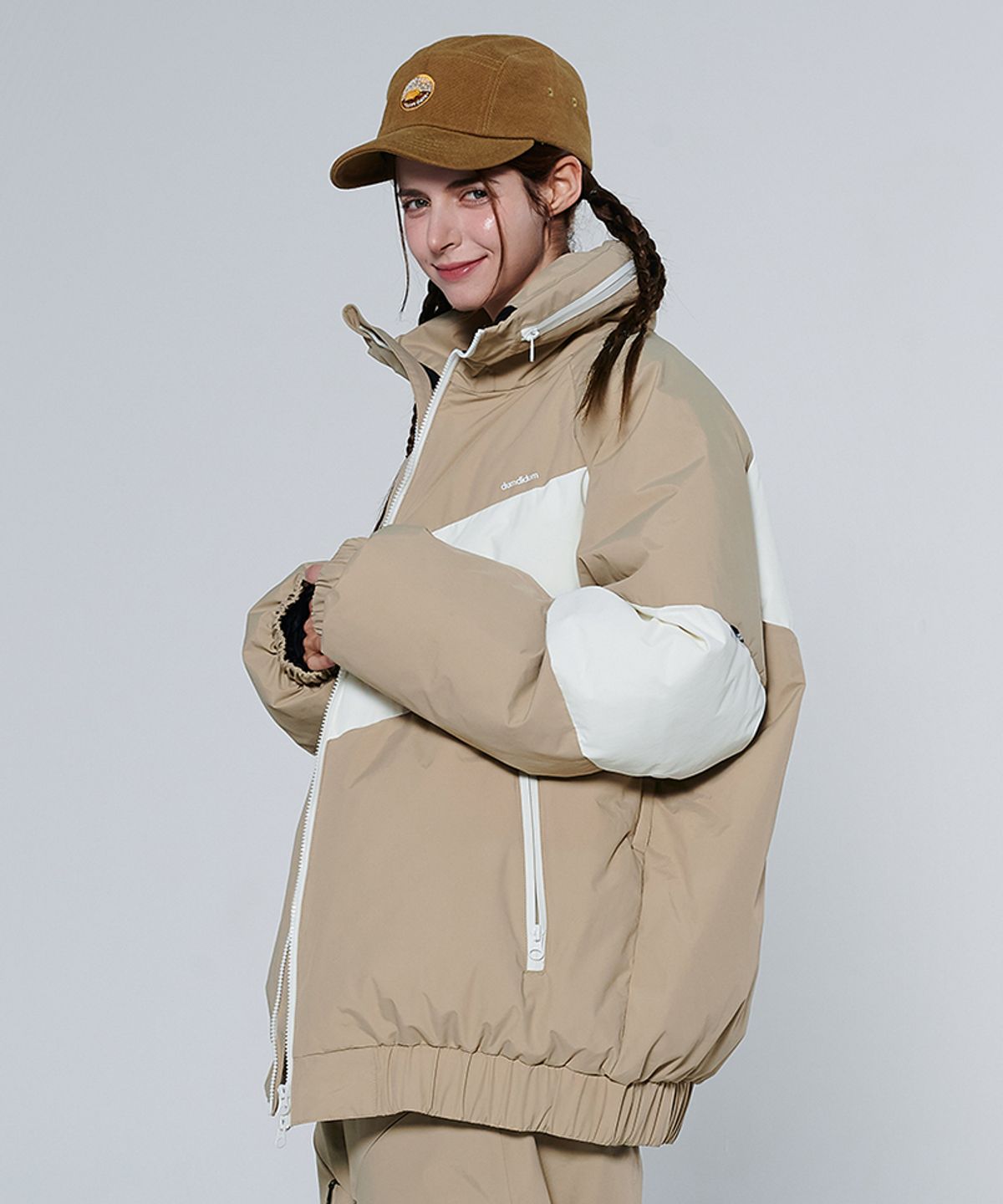 돌아우터웨어(DOLL OUTERWEAR) [DOLL X DUMDIDUM] 2425 베라 보드복 패딩 자켓 BEIGE 남녀공용
