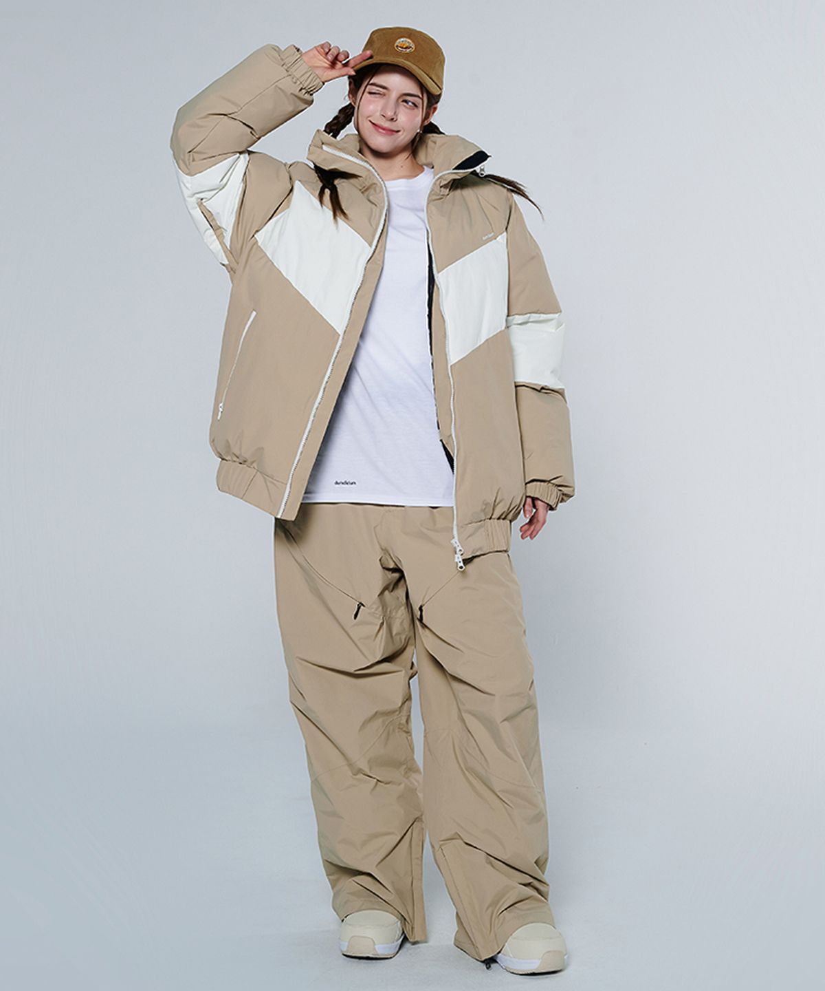 돌아우터웨어(DOLL OUTERWEAR) [DOLL X DUMDIDUM] 2425 베라 보드복 패딩 자켓 BEIGE 남녀공용