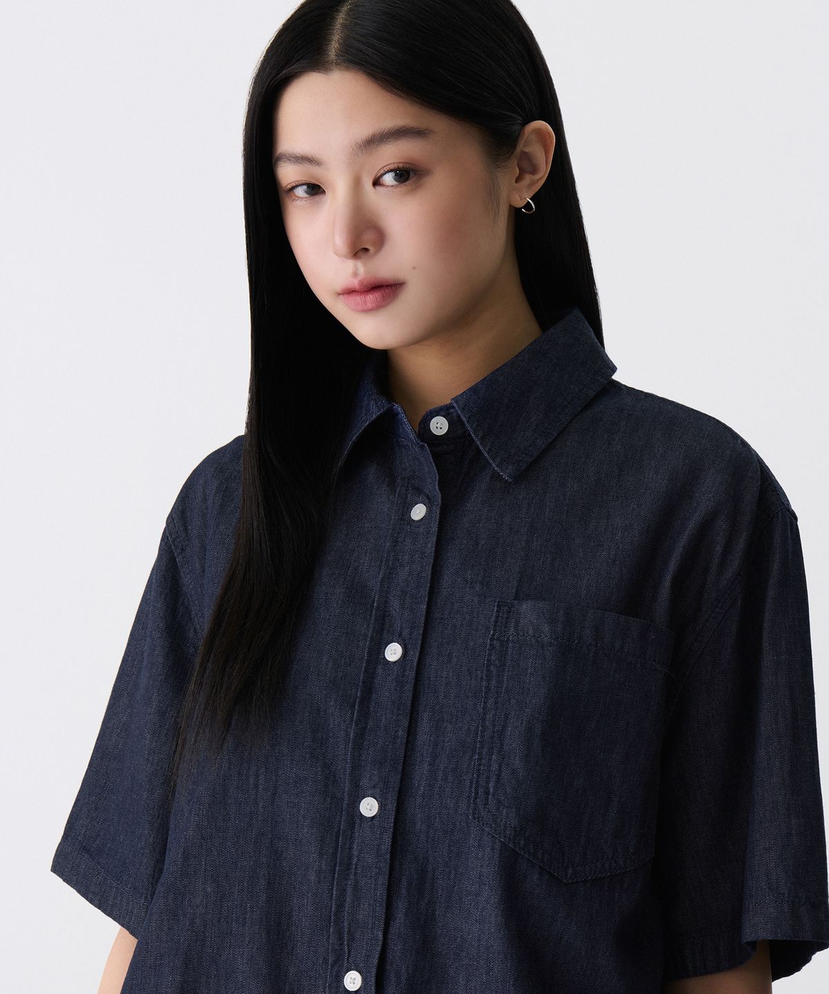 무신사 스탠다드 우먼(MUSINSA STANDARD WOMAN) 우먼즈 오버사이즈 반소매 데님 셔츠 [딥 인디고]