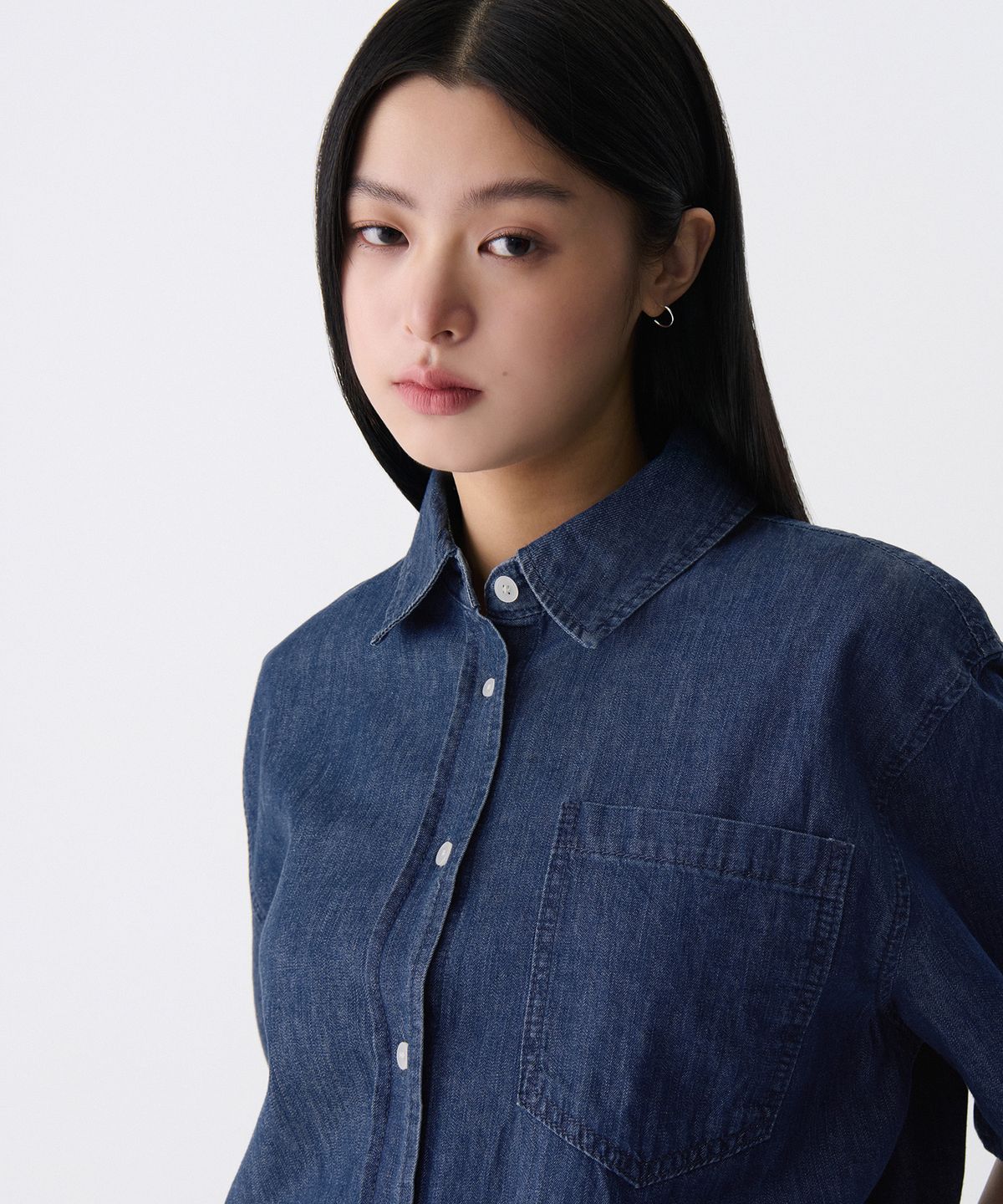 무신사 스탠다드 우먼(MUSINSA STANDARD WOMAN) 우먼즈 오버사이즈 반소매 데님 셔츠 [미디엄 인디고]