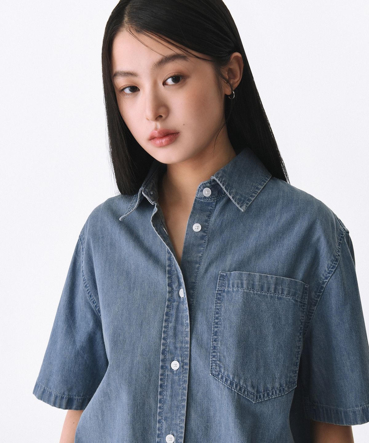 무신사 스탠다드 우먼(MUSINSA STANDARD WOMAN) 우먼즈 오버사이즈 반소매 데님 셔츠 [라이트 인디고]
