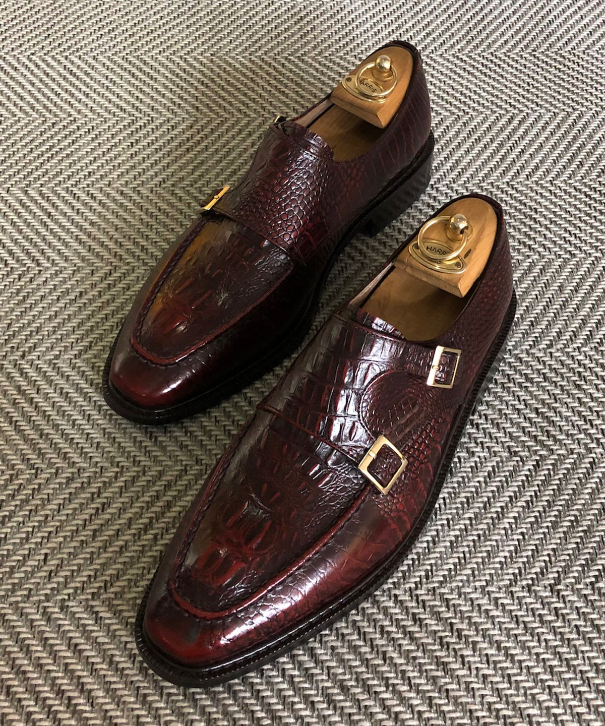 조앤슈(JOENSHOE) 해리스 크로커 골드버클 미들 몽크스트랩 레드와인