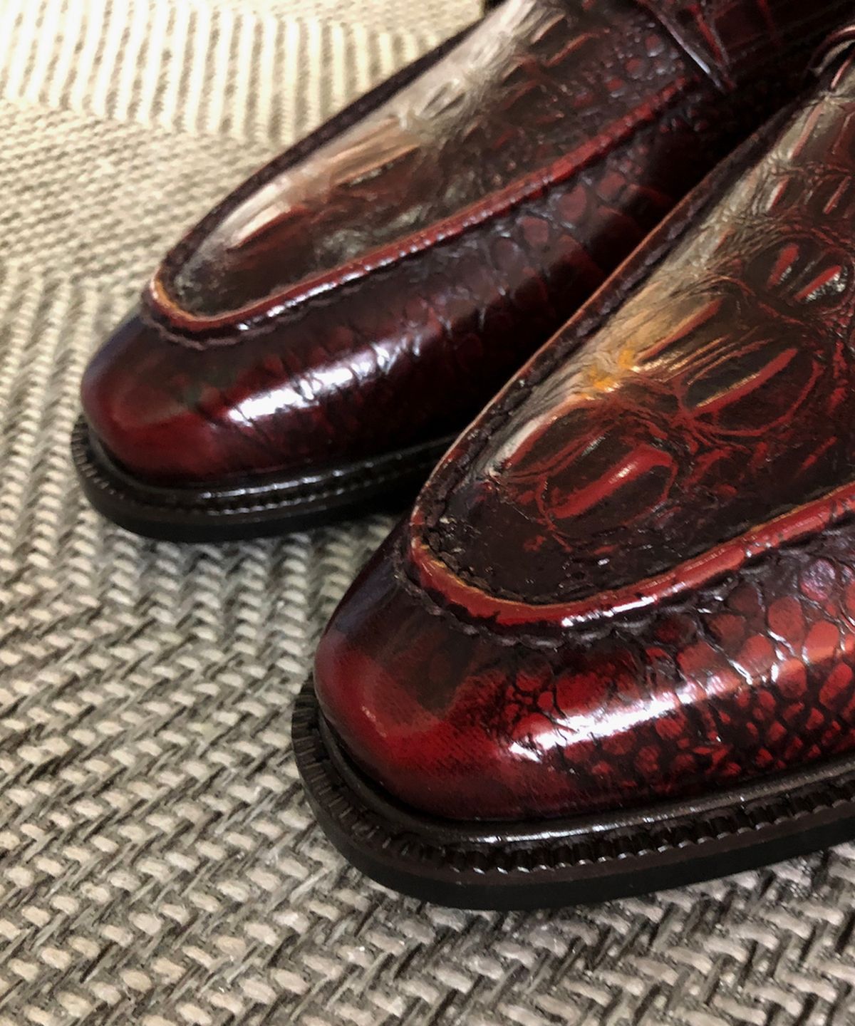 조앤슈(JOENSHOE) 해리스 크로커 골드버클 미들 몽크스트랩 레드와인