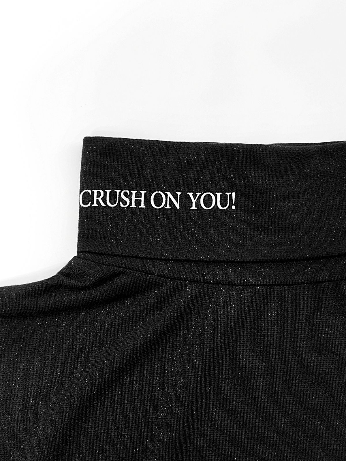 블랙크러쉬(BLACRUSH) Lettering Pearl Slim Turtleneck T-shirt