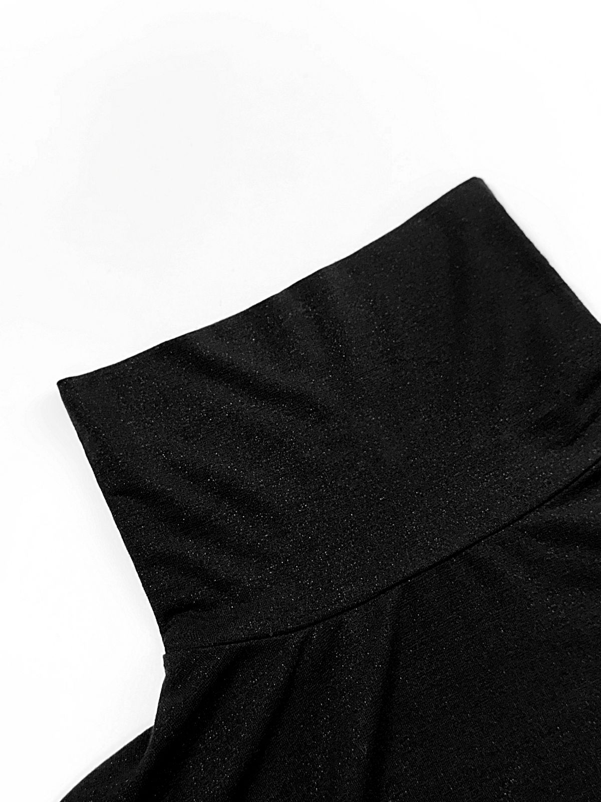 블랙크러쉬(BLACRUSH) Lettering Pearl Slim Turtleneck T-shirt