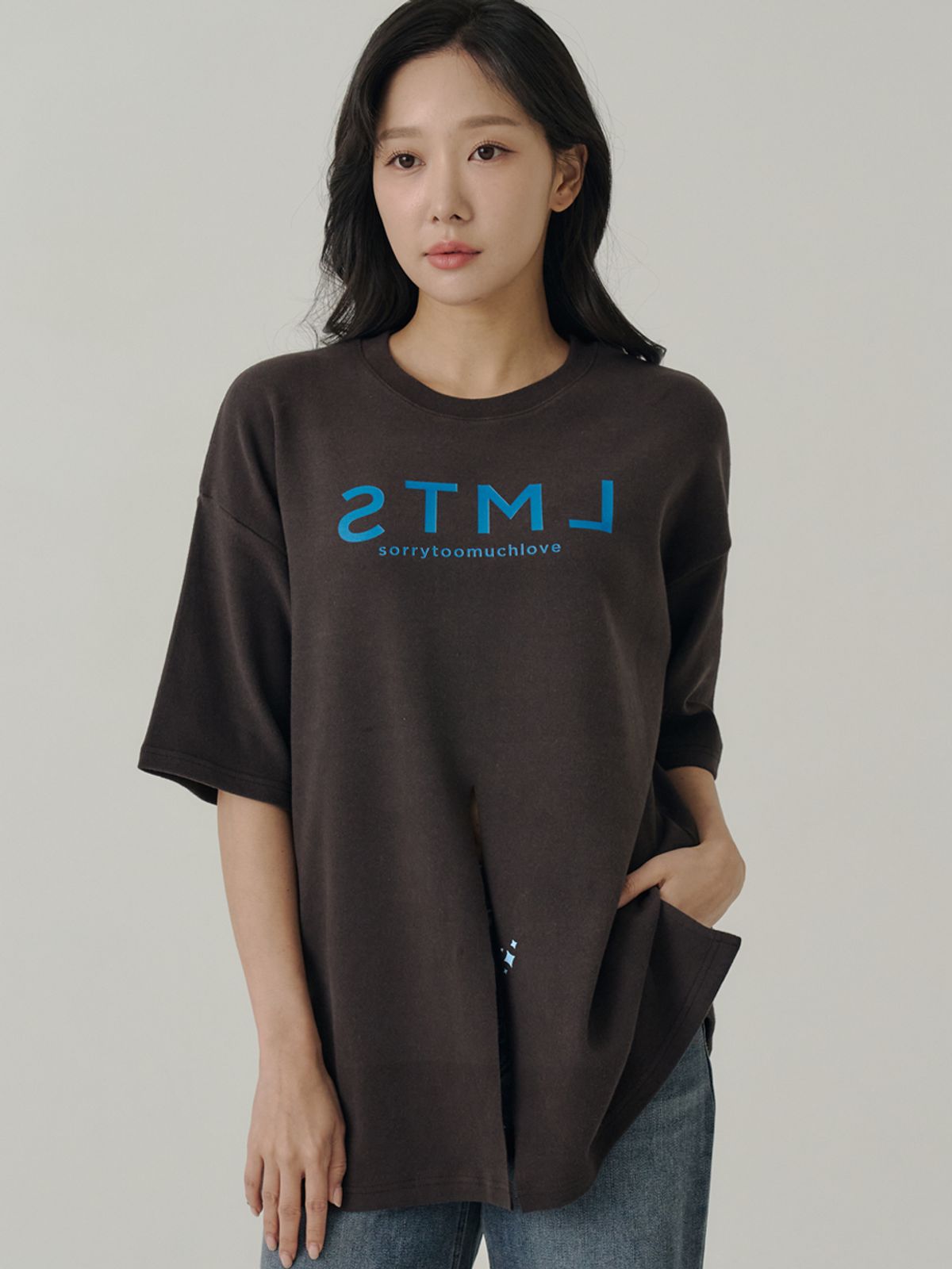쏘리, 투 머치 러브(SORRY, TOO MUCH LOVE) Logo Multi Outfits Fleece T-shirt_Brown