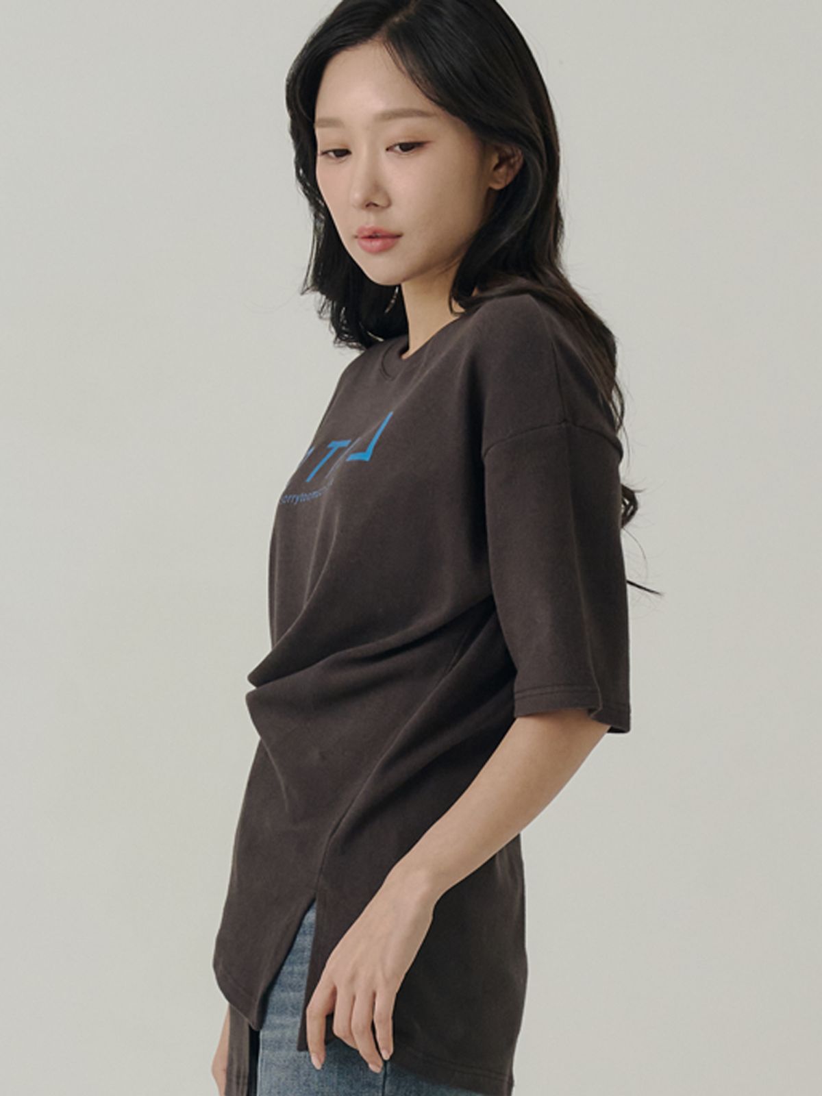 쏘리, 투 머치 러브(SORRY, TOO MUCH LOVE) Logo Multi Outfits Fleece T-shirt_Brown