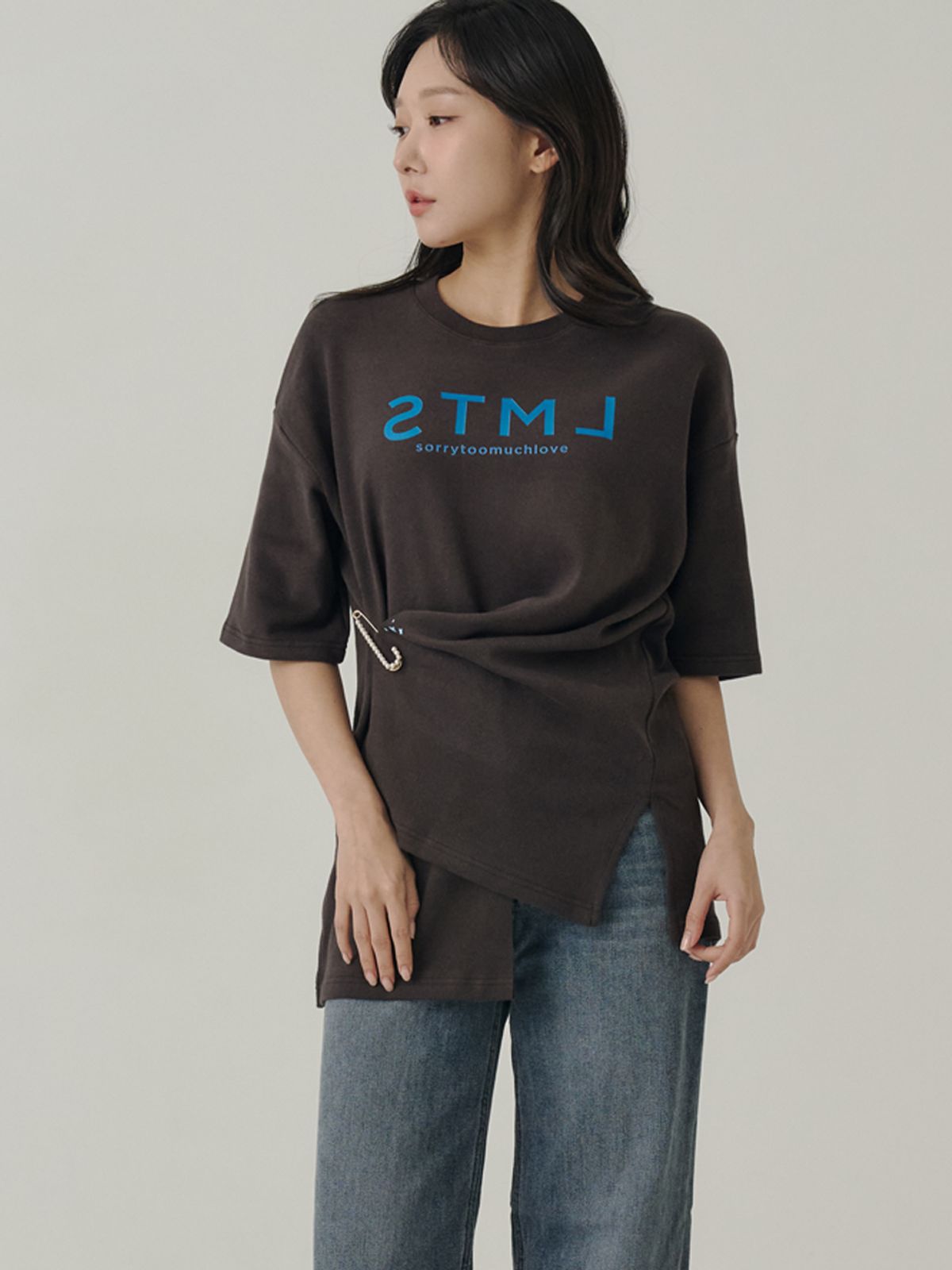 쏘리, 투 머치 러브(SORRY, TOO MUCH LOVE) Logo Multi Outfits Fleece T-shirt_Brown