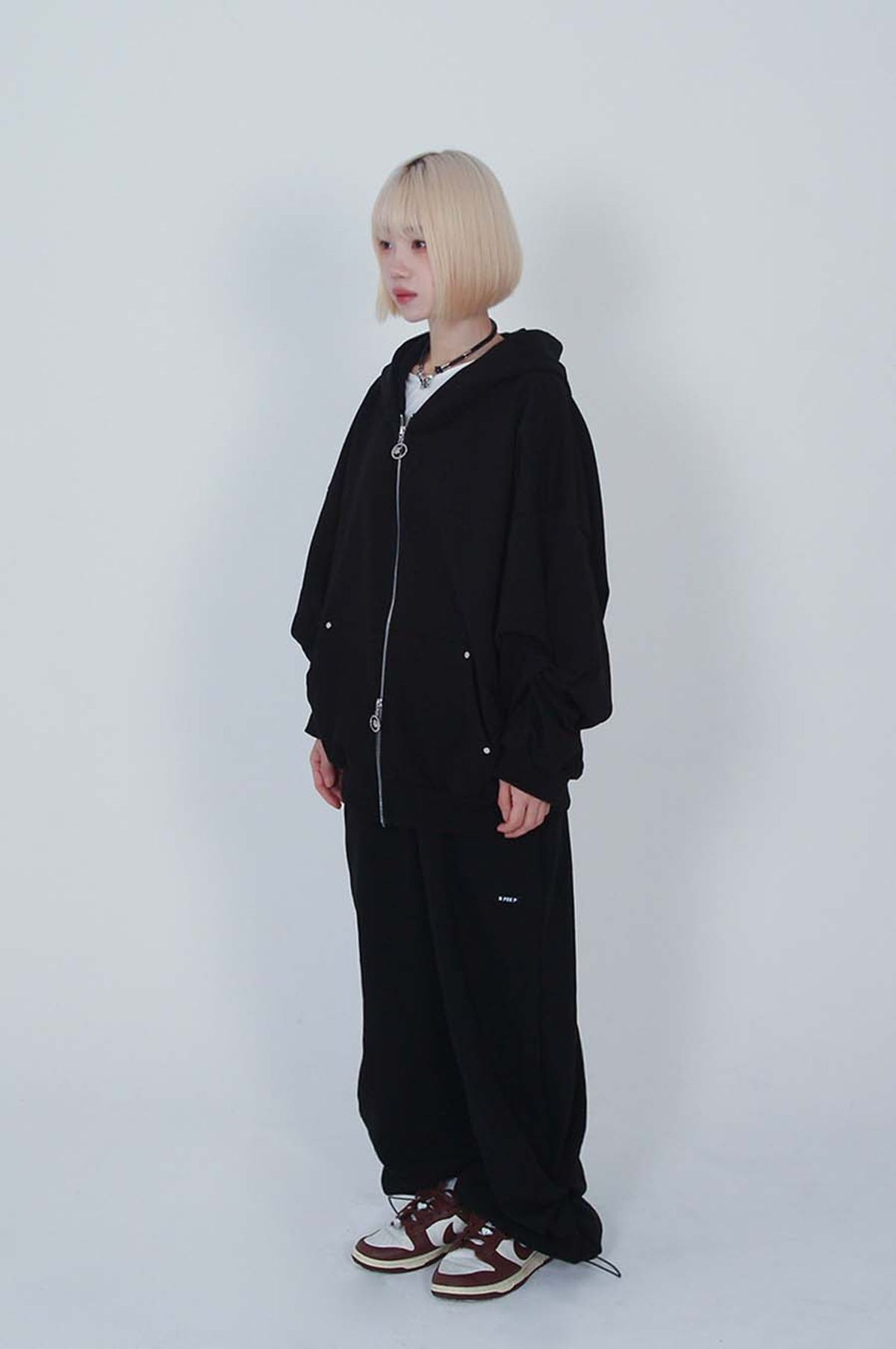 비피피(BFEEP) 2way logo twist stud hood zipup_black