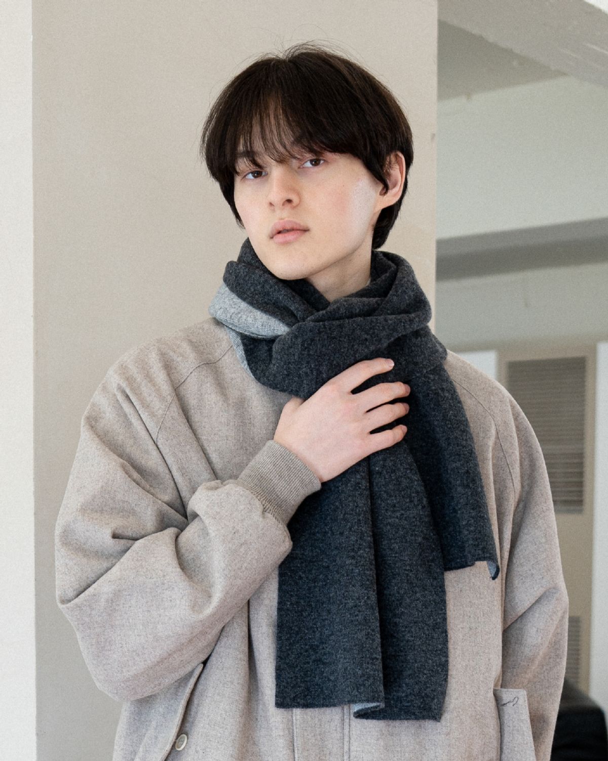 아스트레이(ASTLAY) Cash Blend Reversible Scarf (Chacoal / M.Cloud)