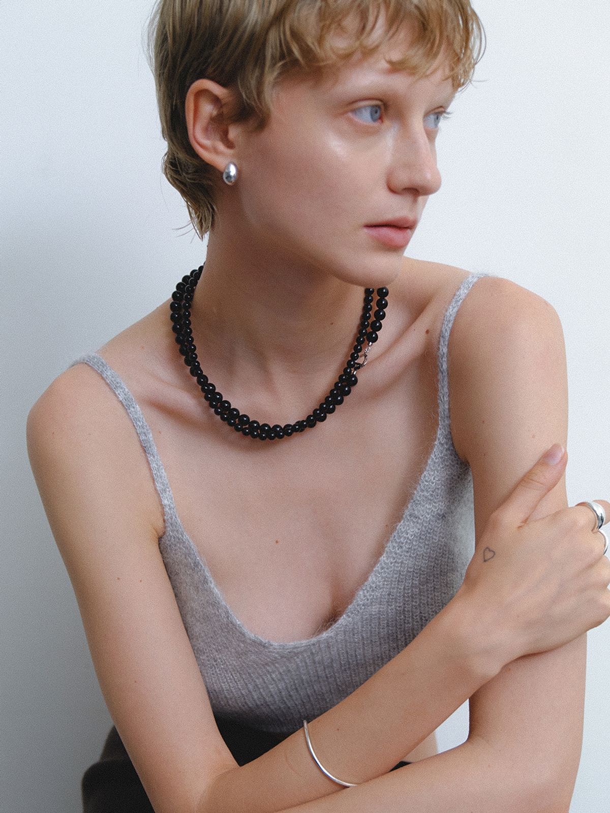 리엔느와르(leeENoir) Wave Toggle Onyx Necklace (6mm/8mm)