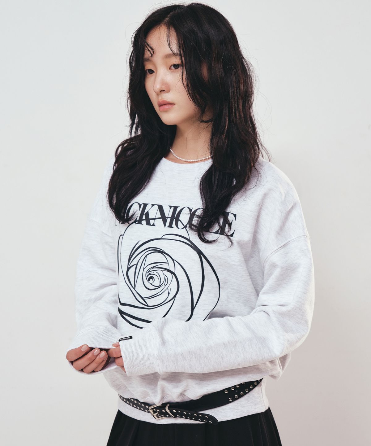 닉앤니콜(NICK&NICOLE) NICOLE ROSE PRINTING SWEATSHIRT_MELANGE BLACK