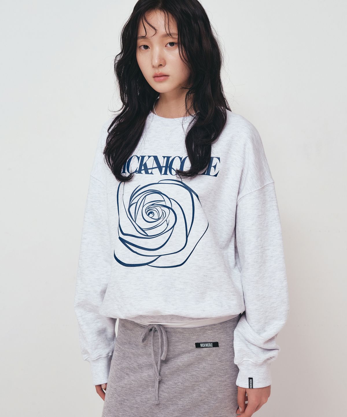 닉앤니콜(NICK&NICOLE) NICOLE ROSE PRINTING SWEATSHIRT_MELANGE NAVY