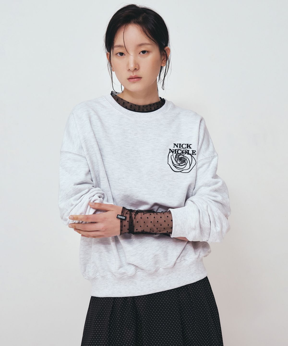 닉앤니콜(NICK&NICOLE) MINI VOLUME NICOLE ROSE SWEATSHIRT_MELANGE BLACK