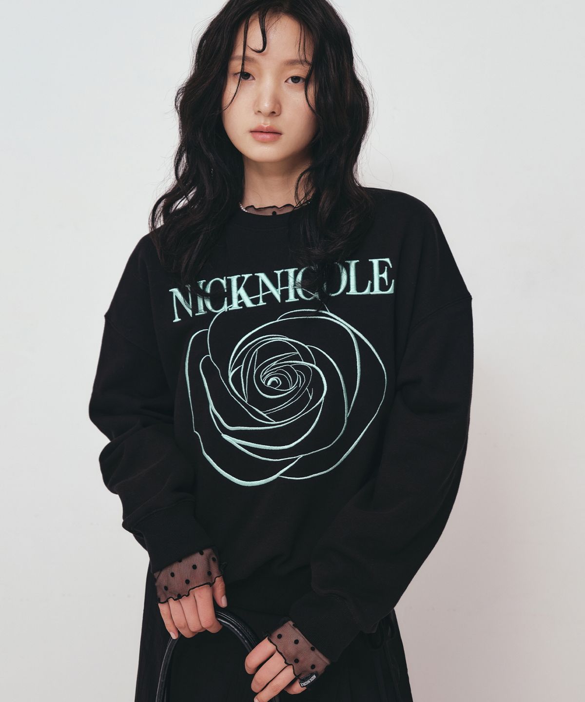 닉앤니콜(NICK&NICOLE) VOLUME NICOLE ROSE SWEATSHIRT_BLACK MINT
