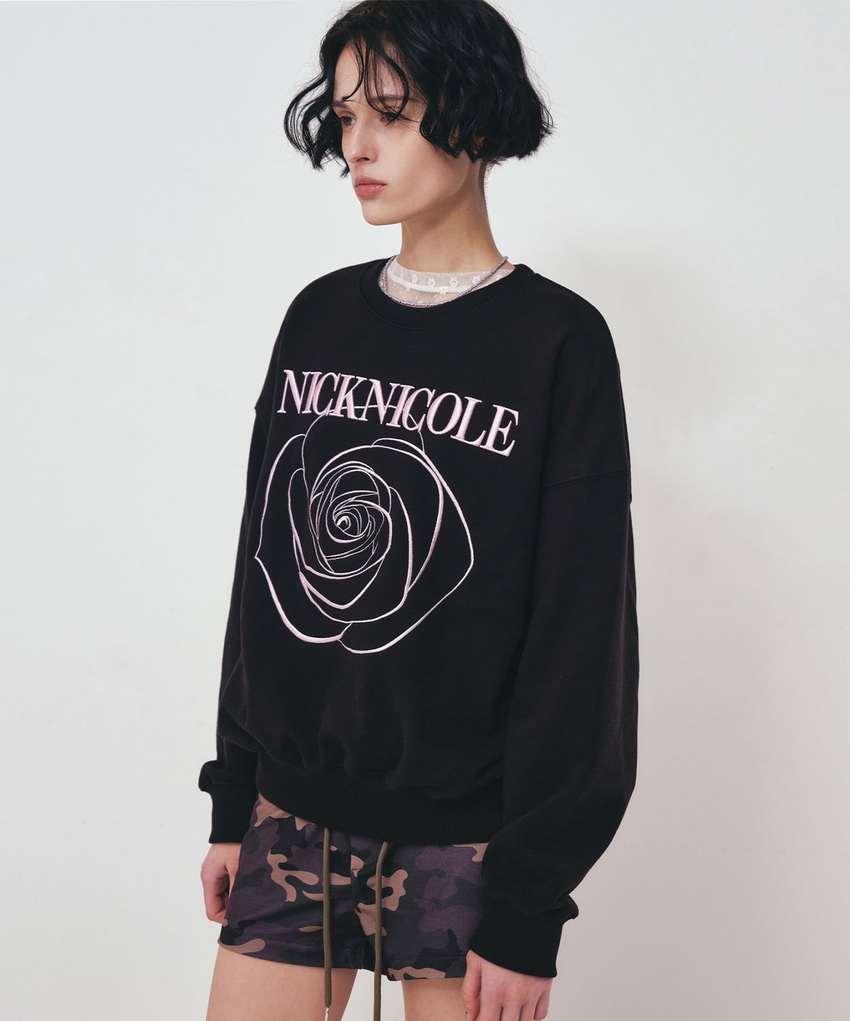 닉앤니콜(NICK&NICOLE) VOLUME NICOLE ROSE SWEATSHIRT_BLACK PINK