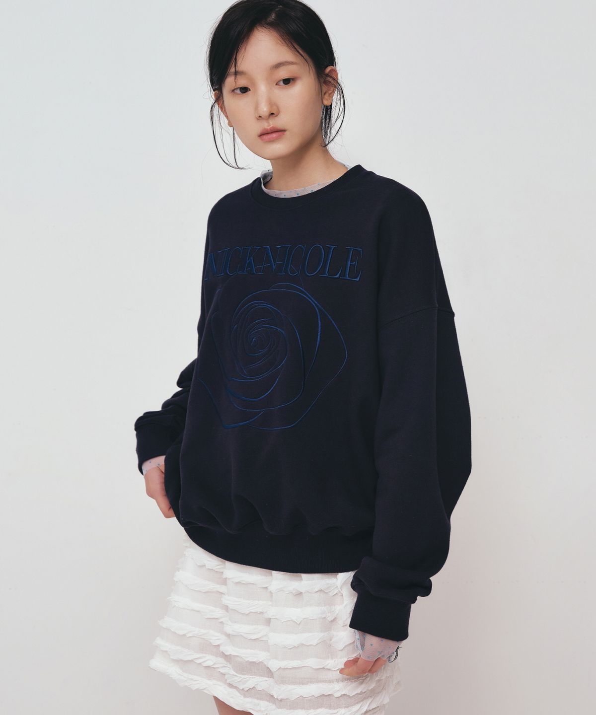 닉앤니콜(NICK&NICOLE) VOLUME NICOLE ROSE SWEATSHIRT_NAVY BLUE