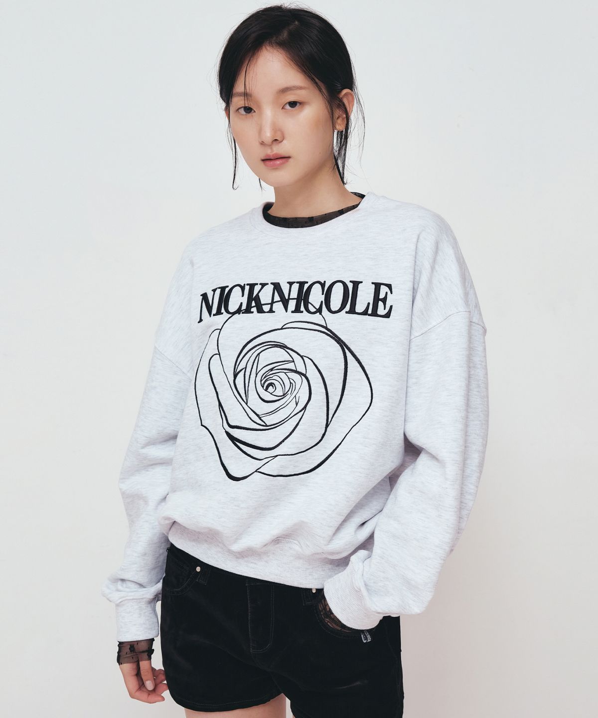 닉앤니콜(NICK&NICOLE) VOLUME NICOLE ROSE SWEATSHIRT_MELANGE BLACK