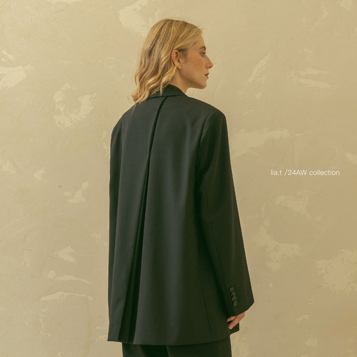 리아트(LIA.T) 리아트 비대칭 스티치 자켓