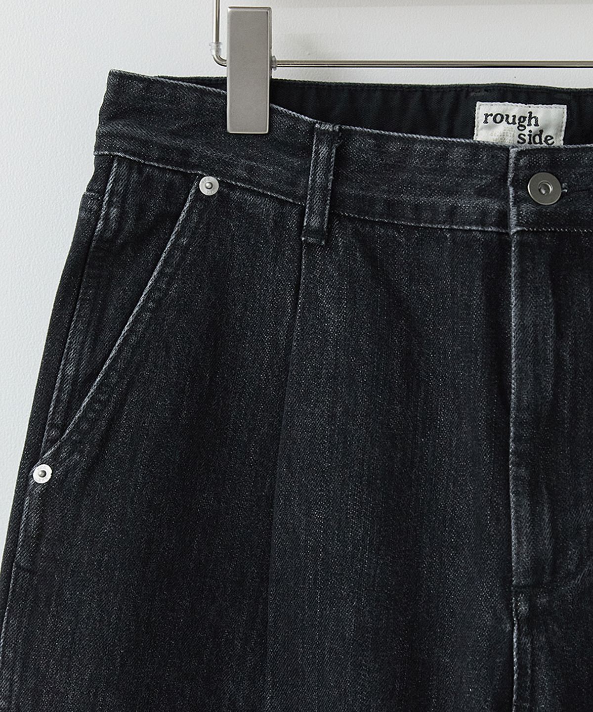 러프사이드(ROUGHSIDE) Drape Denim Pants Washed Black