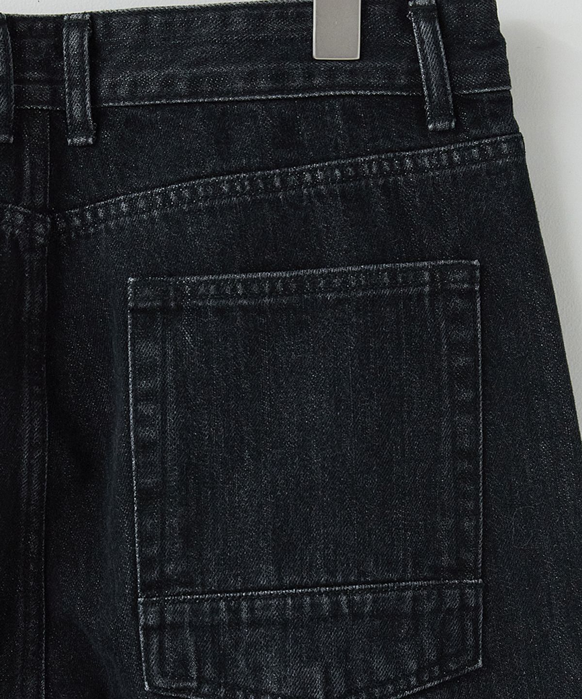 러프사이드(ROUGHSIDE) Drape Denim Pants Washed Black