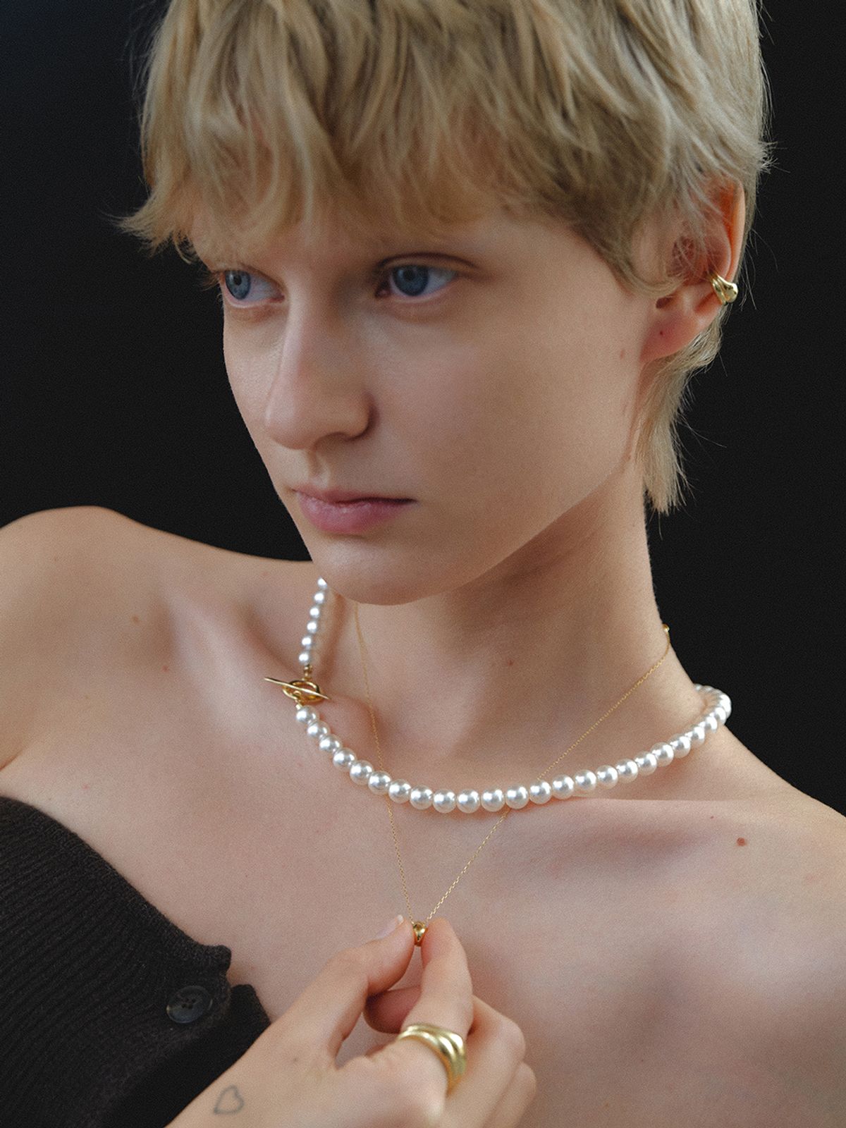 리엔느와르(leeENoir) Wave Toggle Pearl Necklace (6mm/8mm)(2color)