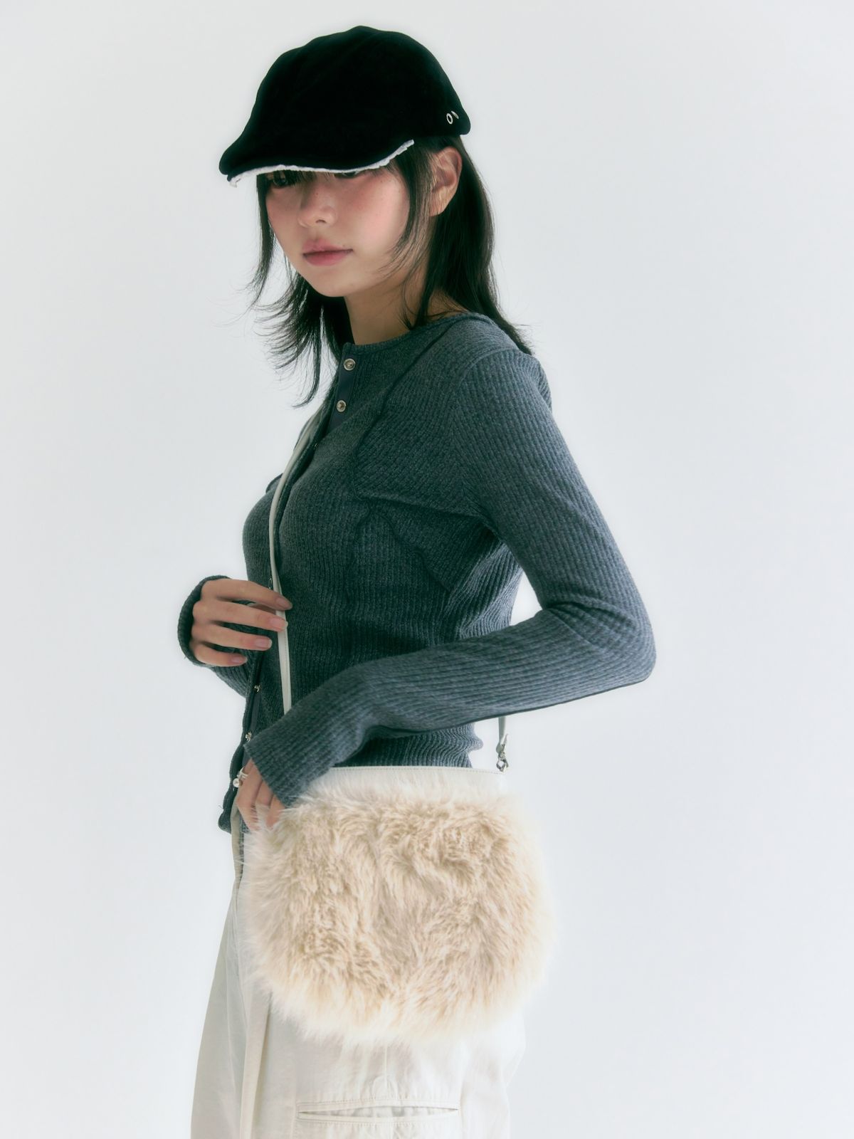 포이에(POIE) shiny fur mini bag (beige)