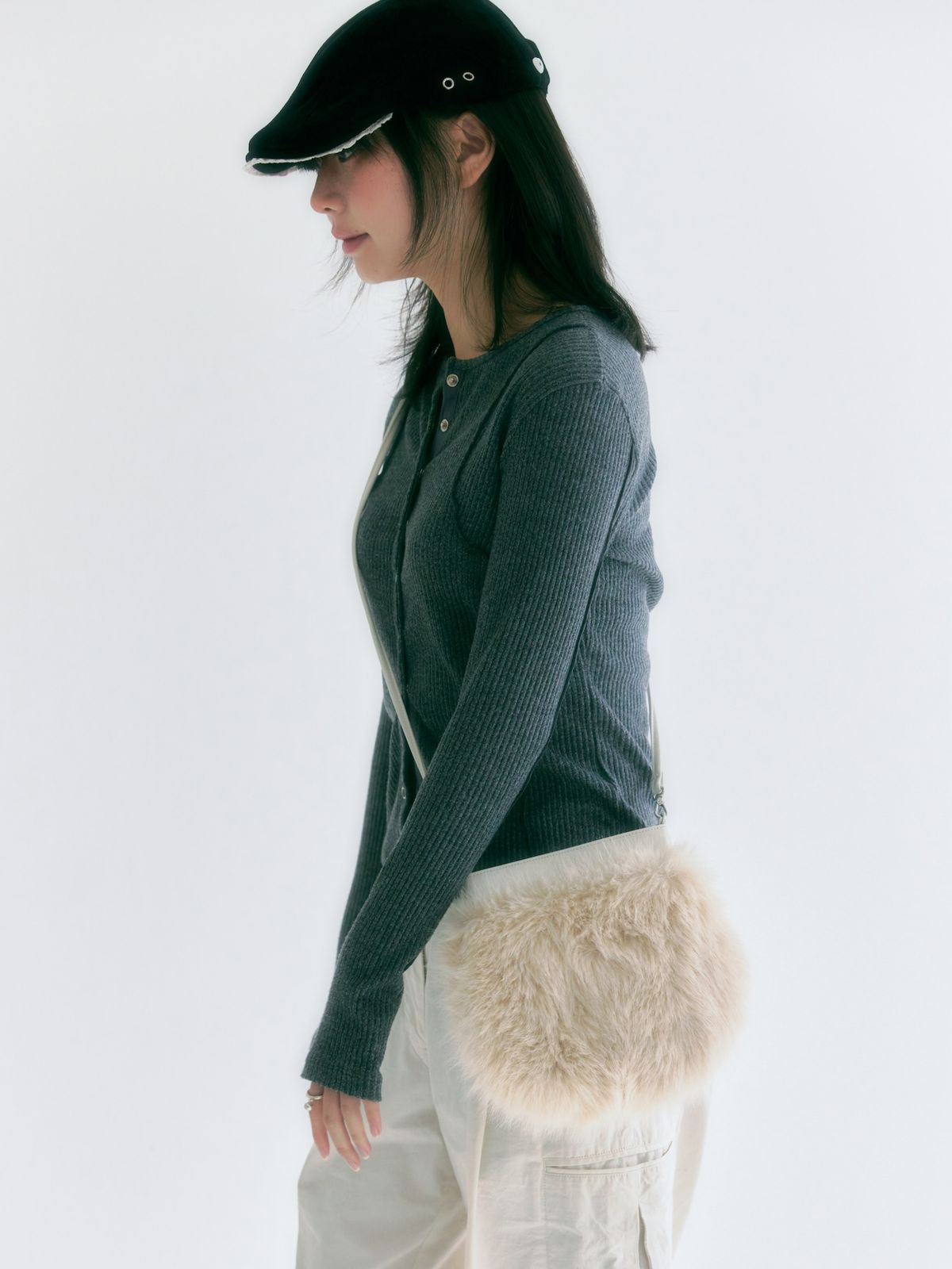 포이에(POIE) shiny fur mini bag (beige)