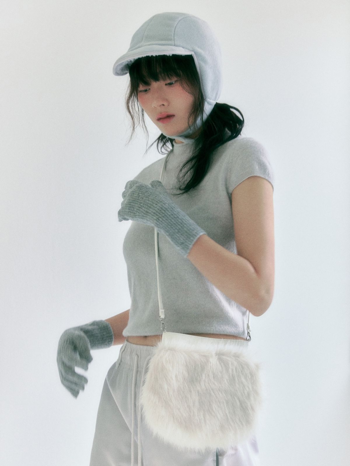포이에(POIE) shiny fur mini bag (white)