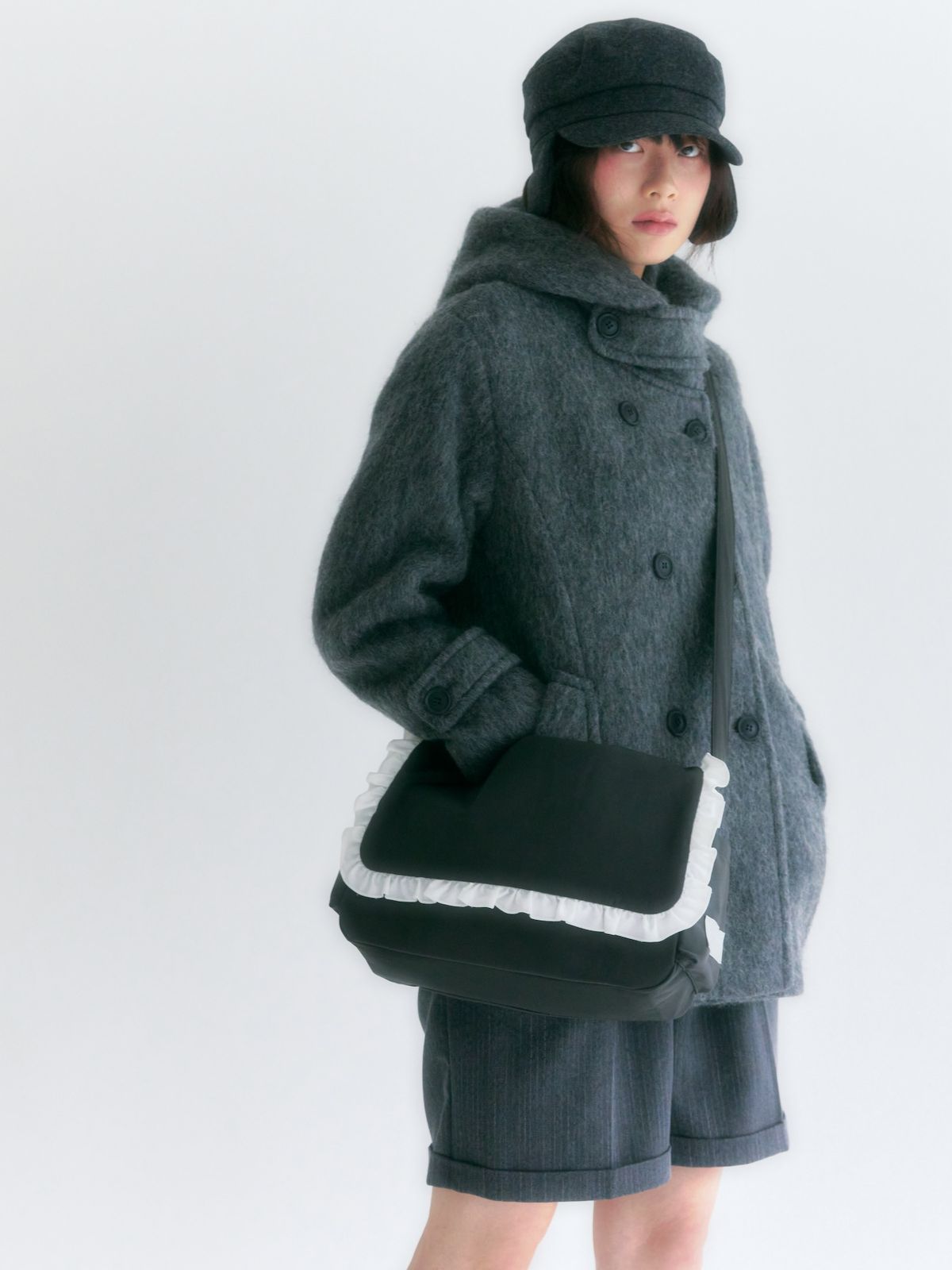 포이에(POIE) frill messenger bag (charcoal)