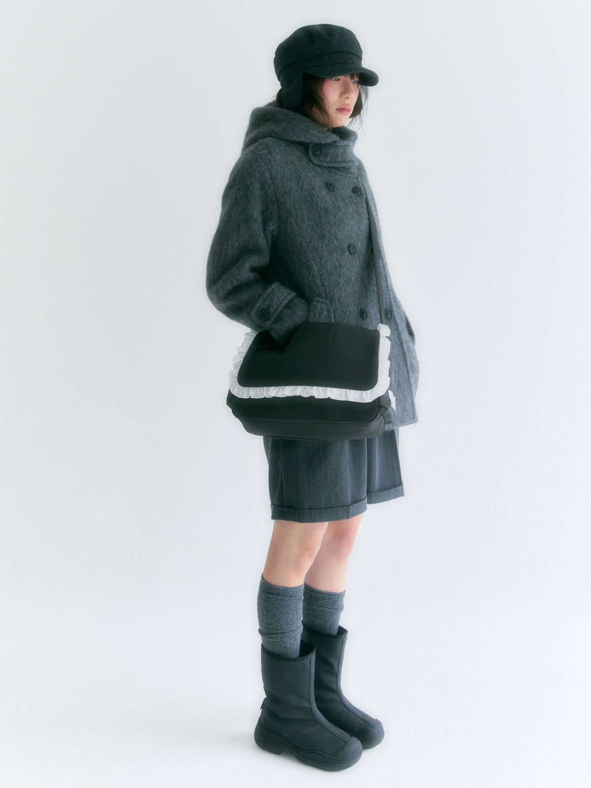 포이에(POIE) frill messenger bag (charcoal)