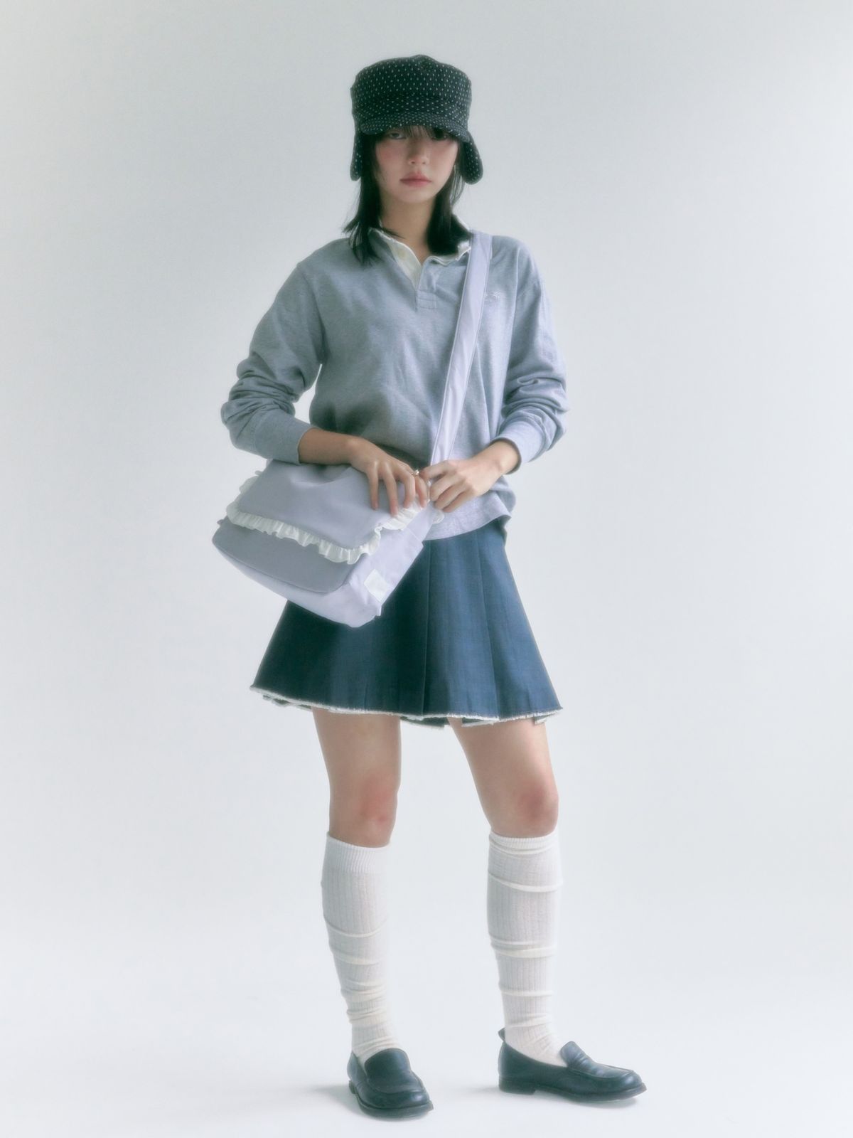 포이에(POIE) frill messenger bag (light grey)