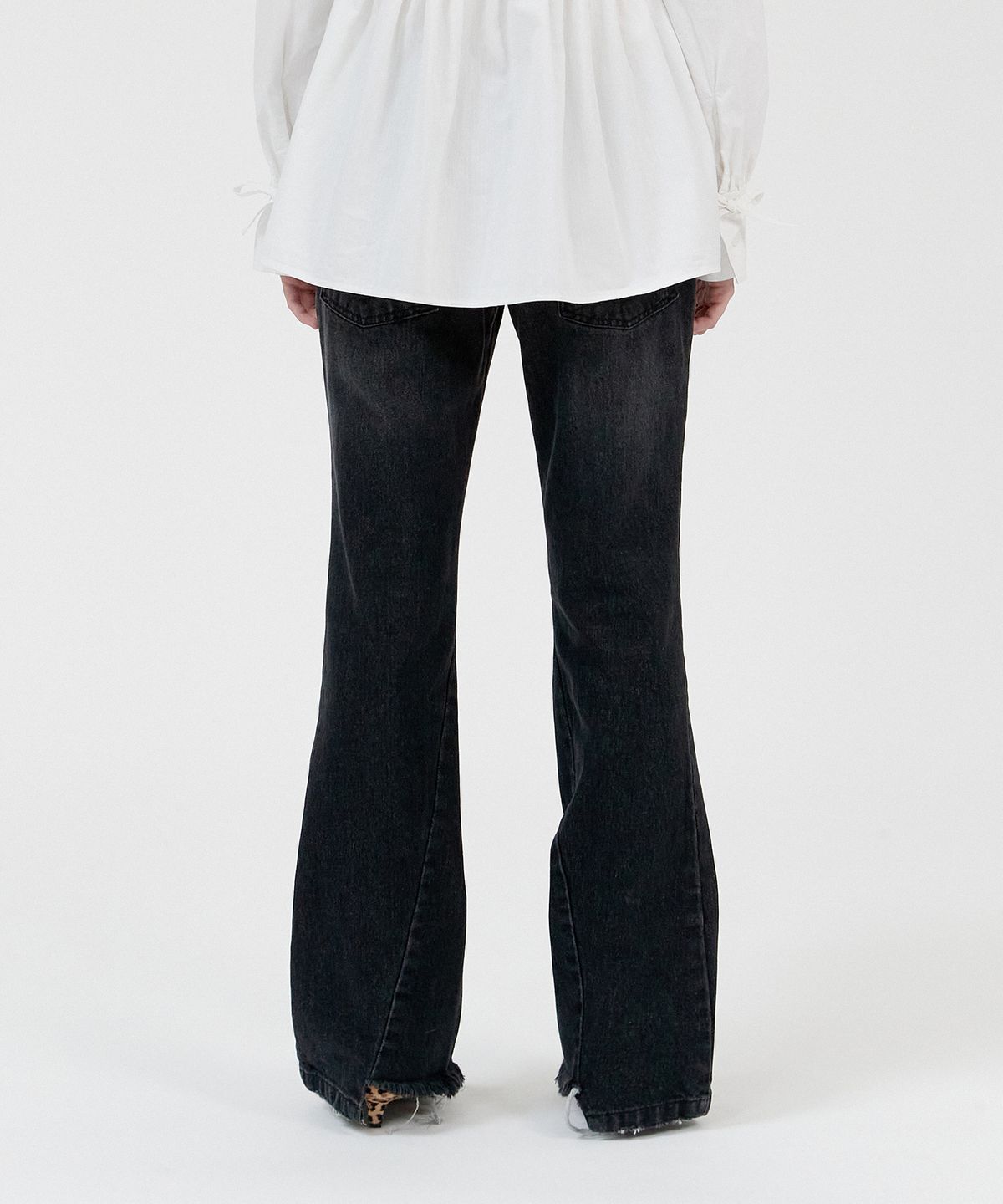 경(GYEONG) Damage Buts Cut Denim Jeans_Dark Gray