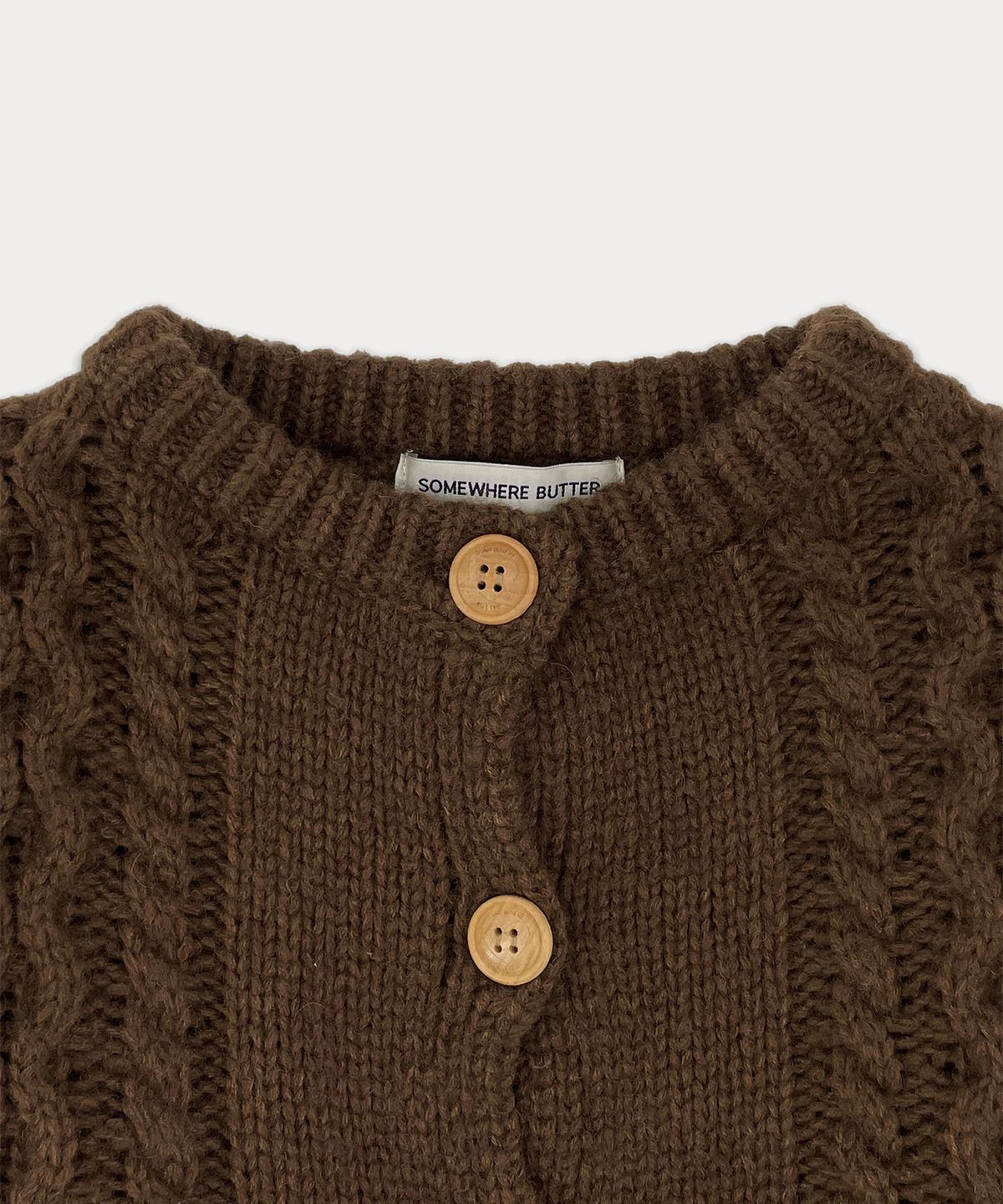 썸웨어버터(SOMEWHEREBUTTER) Woodbutton Cable Cardigan - Brown