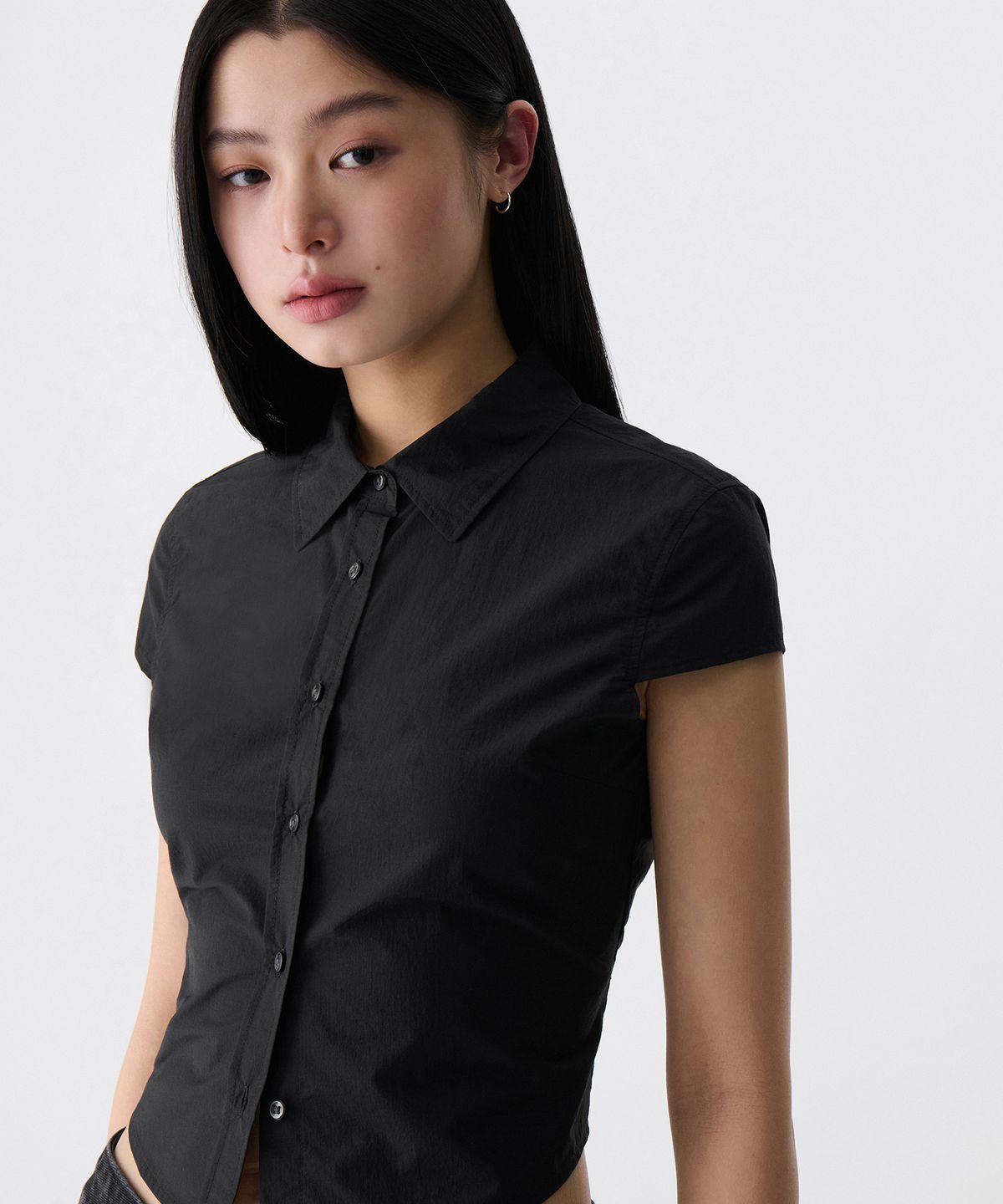 무신사 스탠다드 우먼(MUSINSA STANDARD WOMAN) 우먼즈 크링클 캡 슬리브 크롭 셔츠 [블랙]