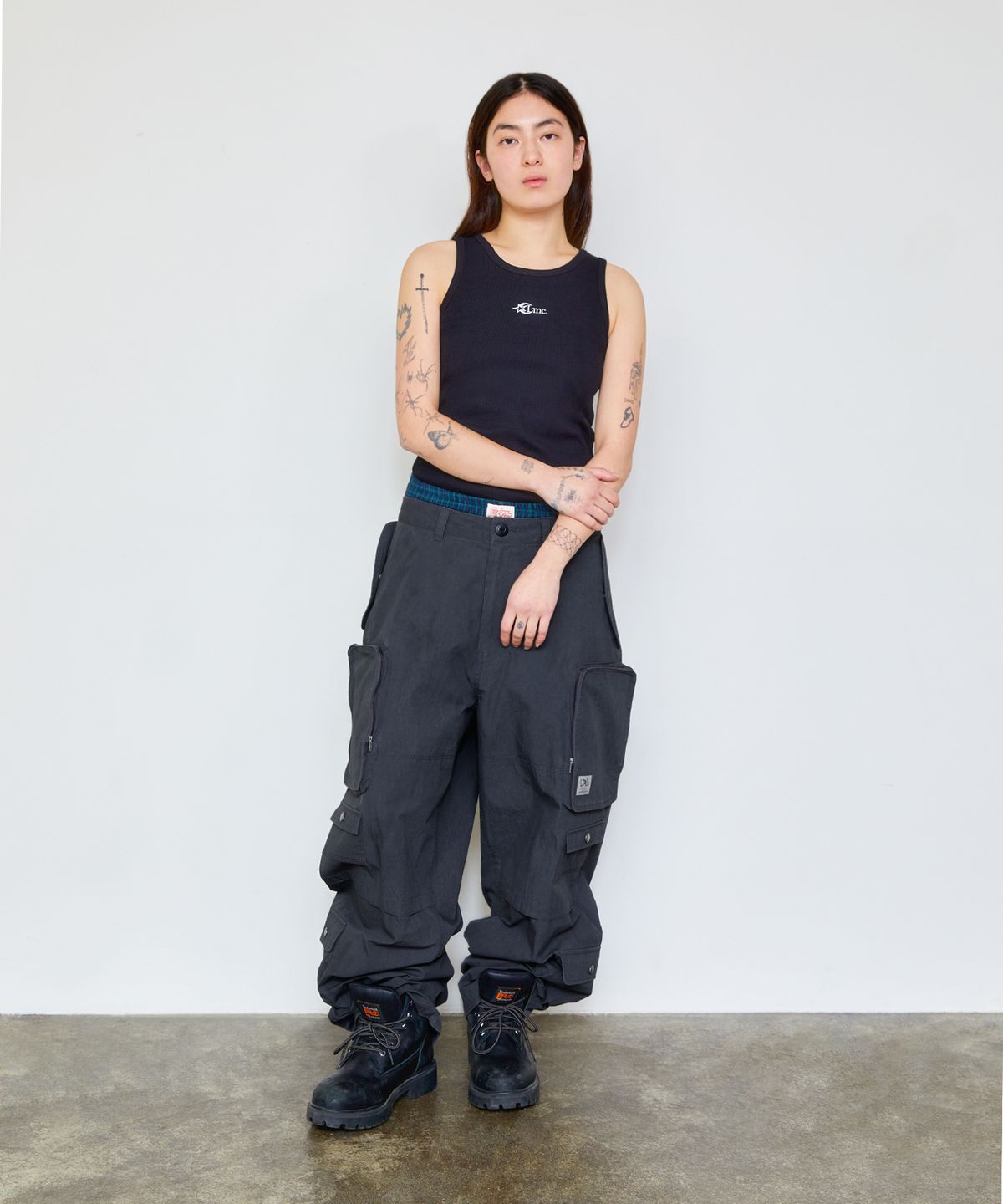 엘엠씨(LMC) PIGMENT DYED MULTI CARGO WIDE PANTS black