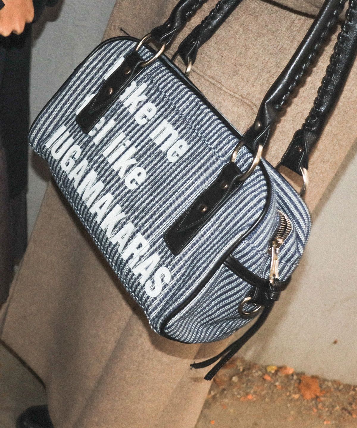 이우가마카라스(IUGAMAKARAS) Striped Typography Bowling Bag