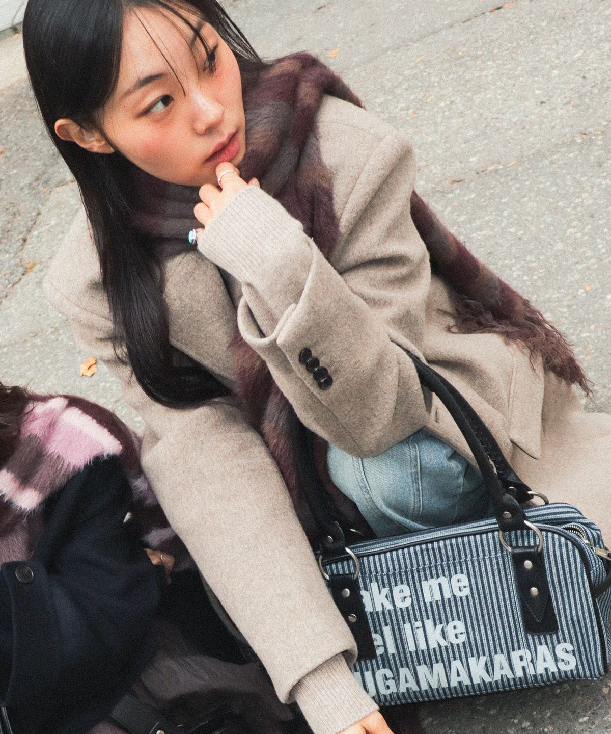 이우가마카라스(IUGAMAKARAS) Striped Typography Bowling Bag