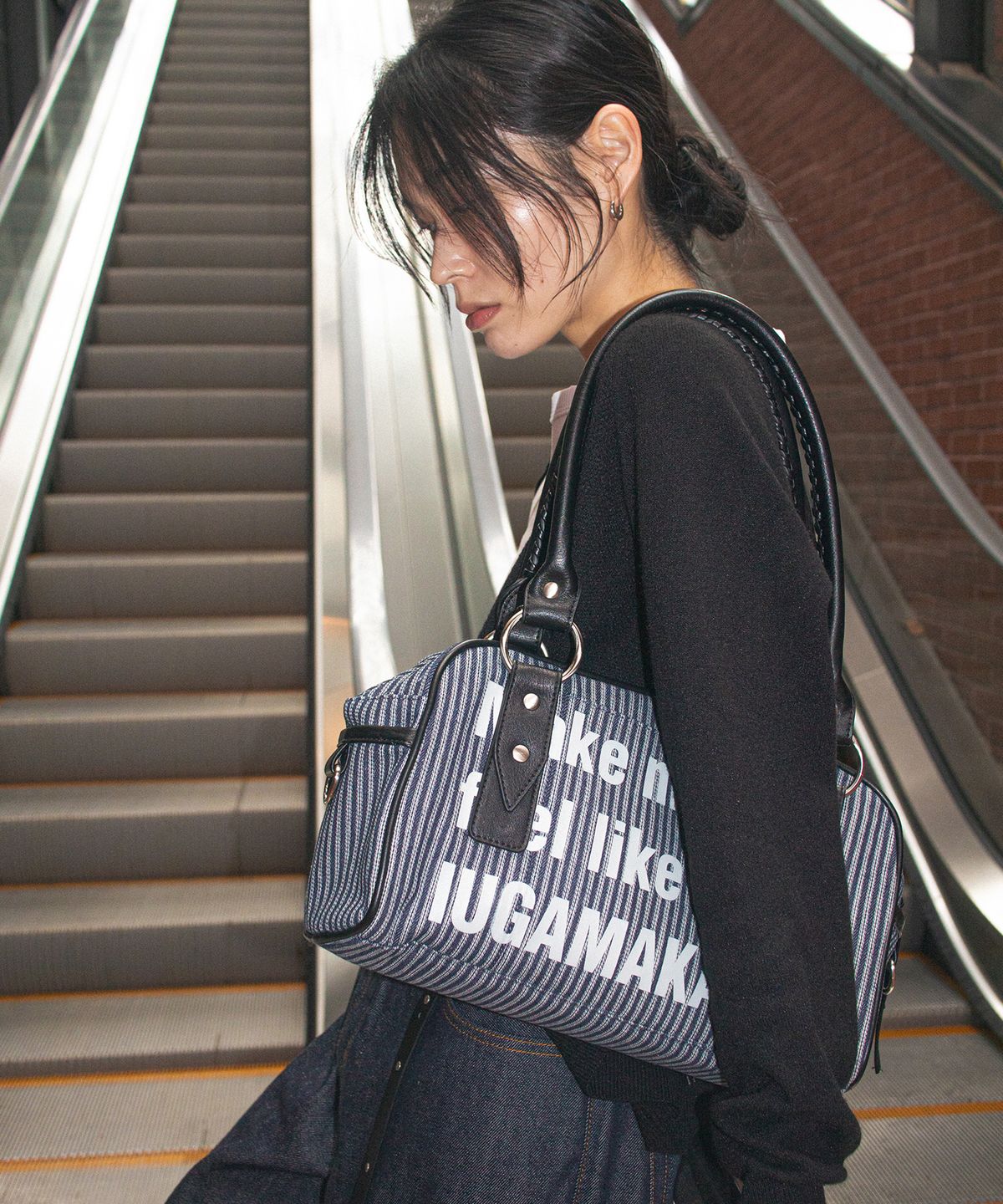 이우가마카라스(IUGAMAKARAS) Striped Typography Bowling Bag