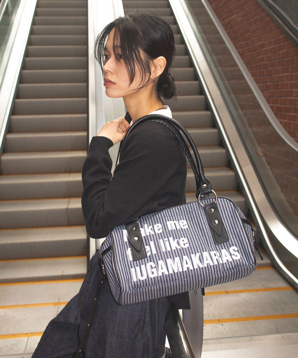 이우가마카라스(IUGAMAKARAS) Striped Typography Bowling Bag