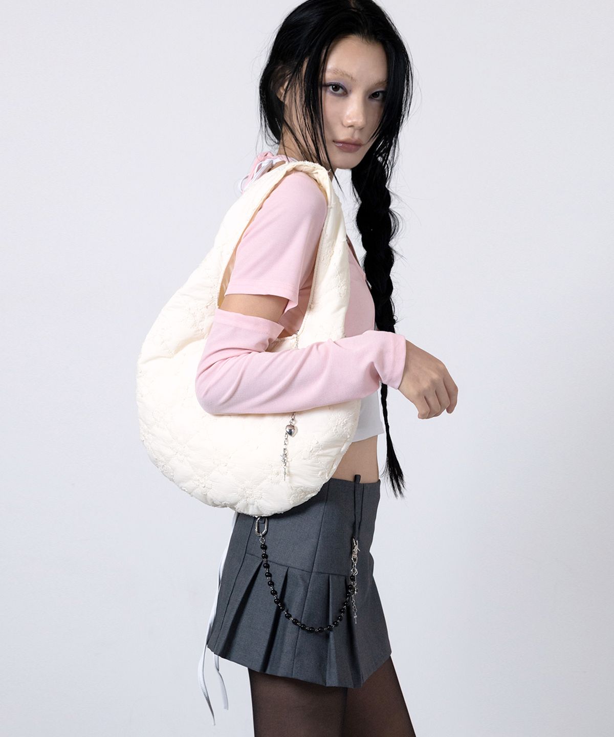 어세이(ASSAY) FLOWER PADDING HOBO BAG (IVORY)