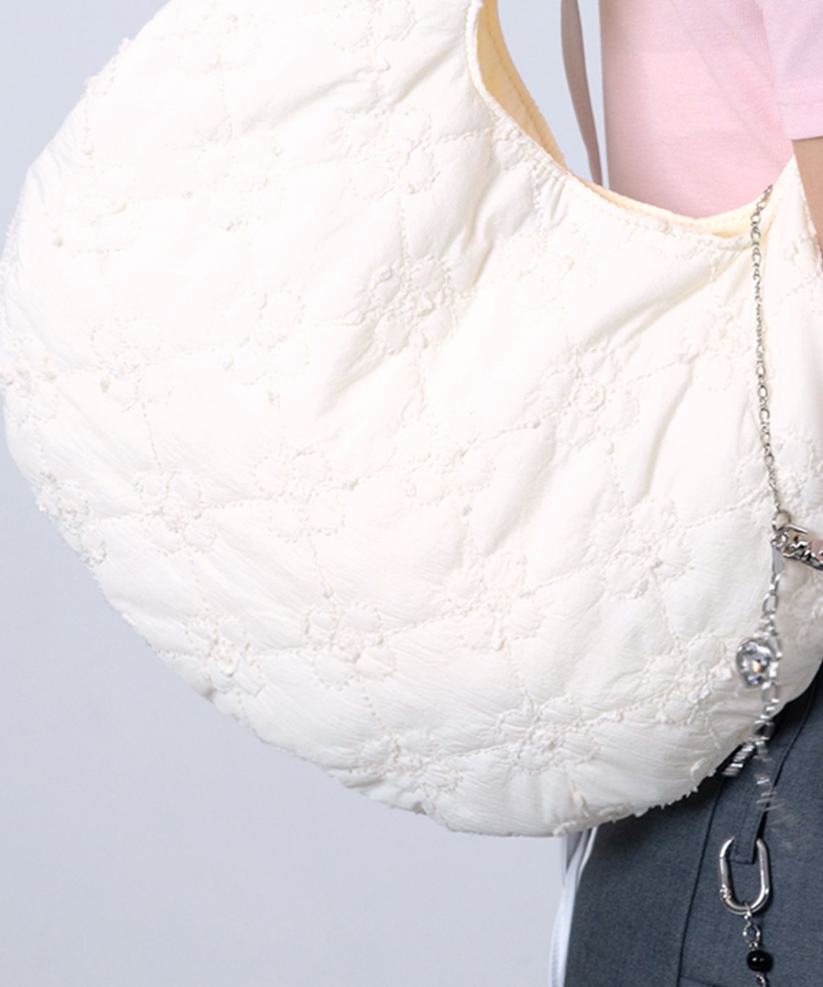 어세이(ASSAY) FLOWER PADDING HOBO BAG (IVORY)