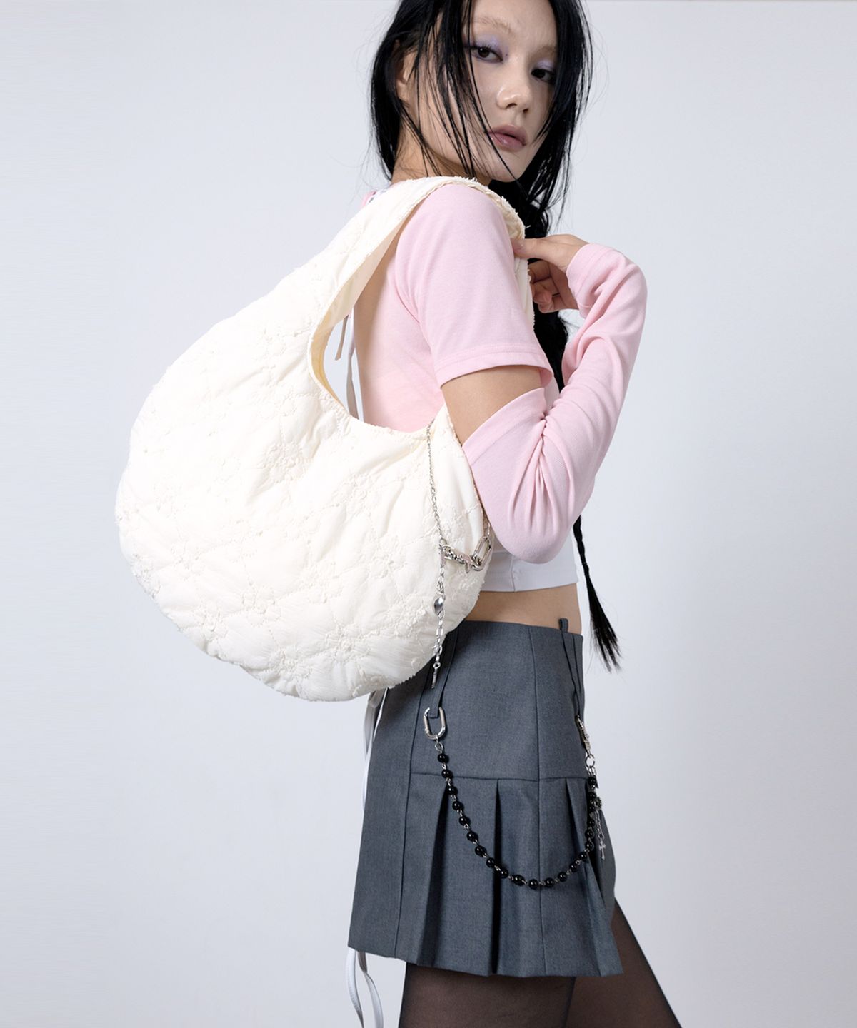 어세이(ASSAY) FLOWER PADDING HOBO BAG (IVORY)