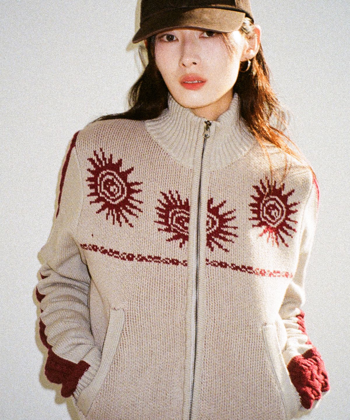 아캄(AAKAM) Sun Jacquard Zip-Up Sweater (Light Gray)