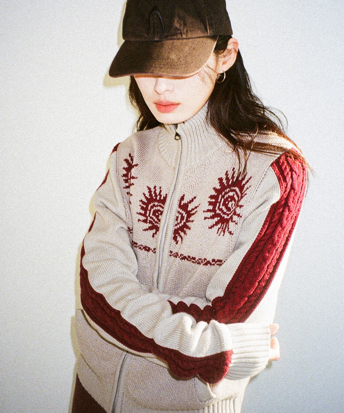 아캄(AAKAM) Sun Jacquard Zip-Up Sweater (Light Gray)