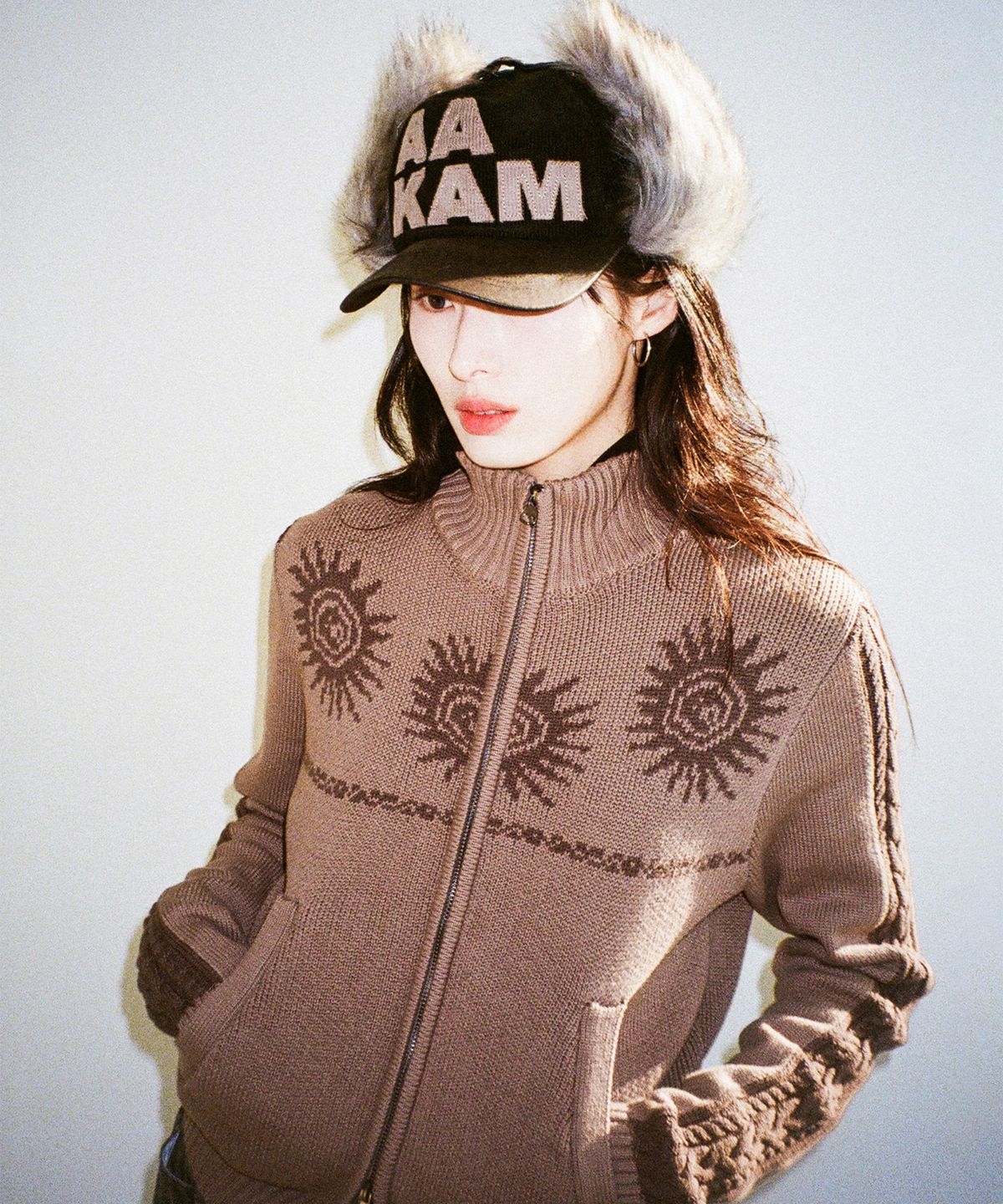 아캄(AAKAM) Sun Jacquard Zip-Up Sweater (Brown)