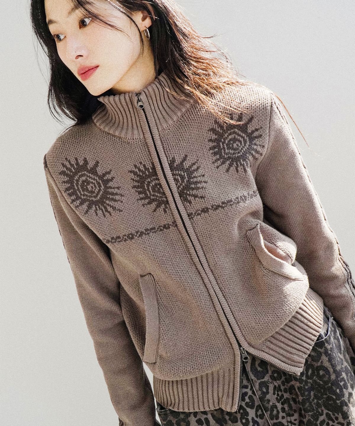 아캄(AAKAM) Sun Jacquard Zip-Up Sweater (Brown)