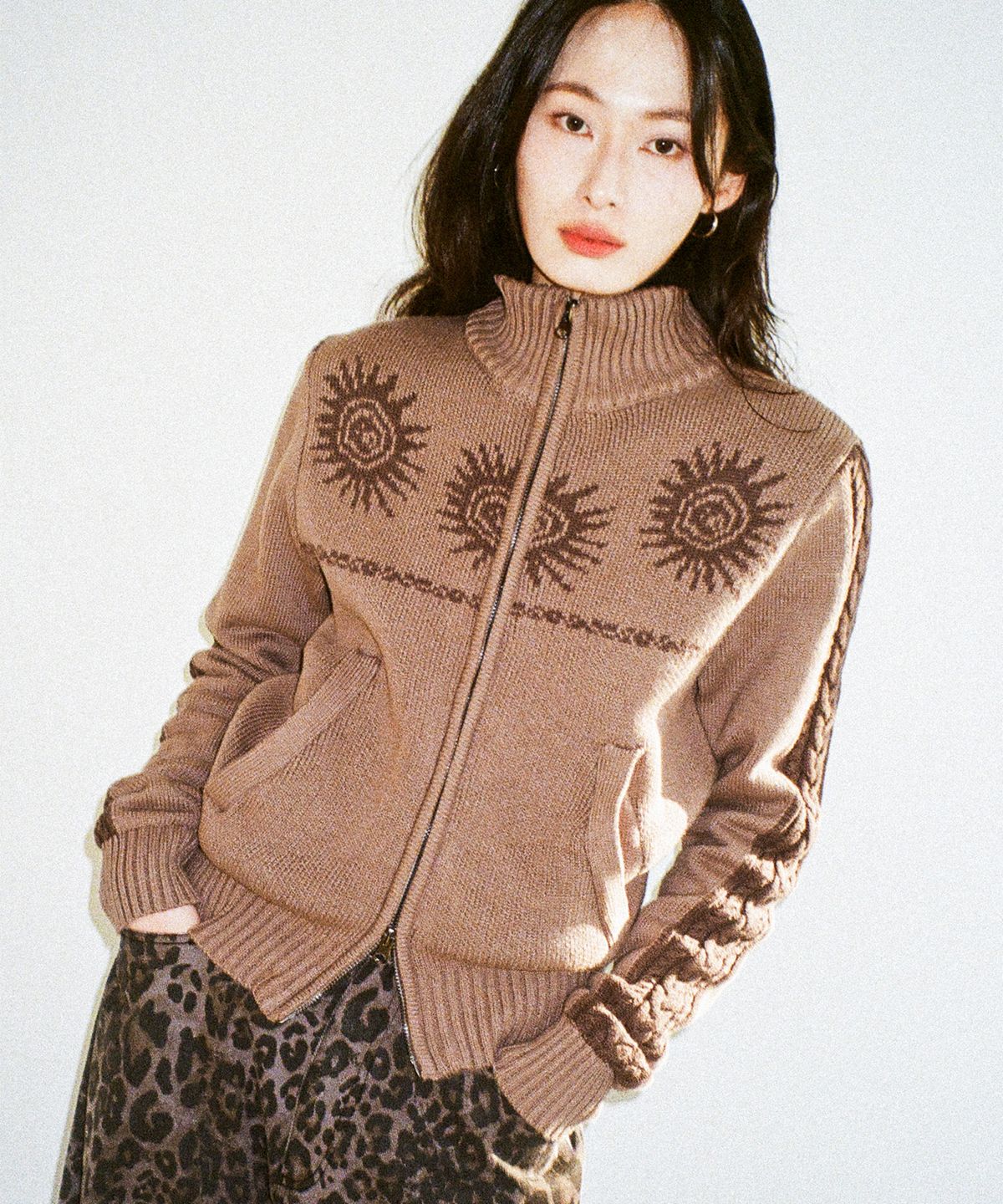 아캄(AAKAM) Sun Jacquard Zip-Up Sweater (Brown)
